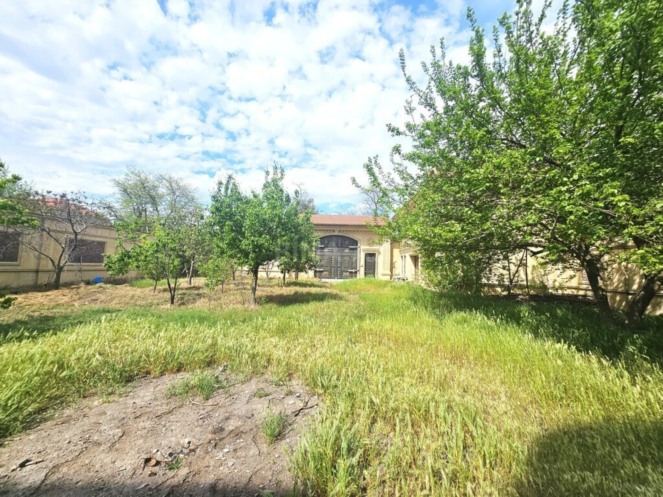 Satılır 10 otaqlı həyət evi 1000 m²