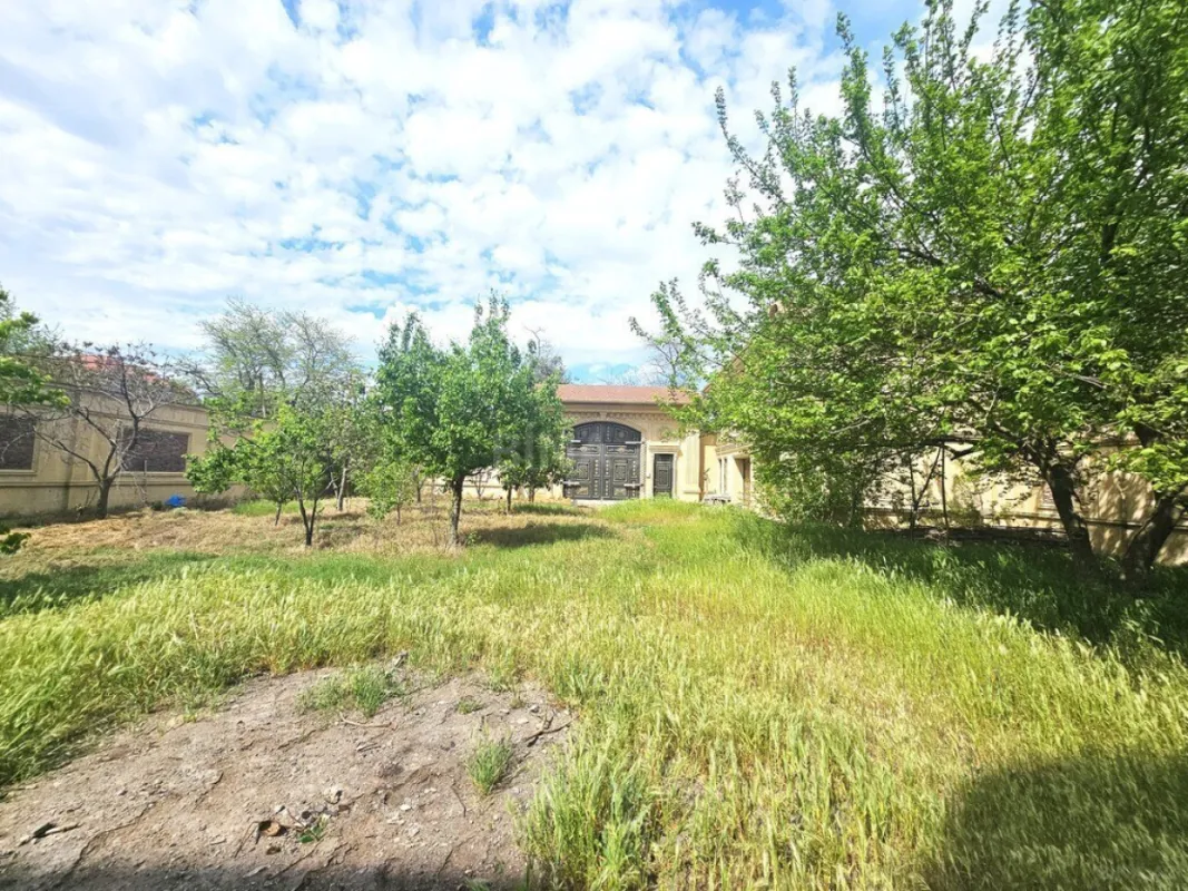 Satılır 10 otaqlı həyət evi 1000 m²