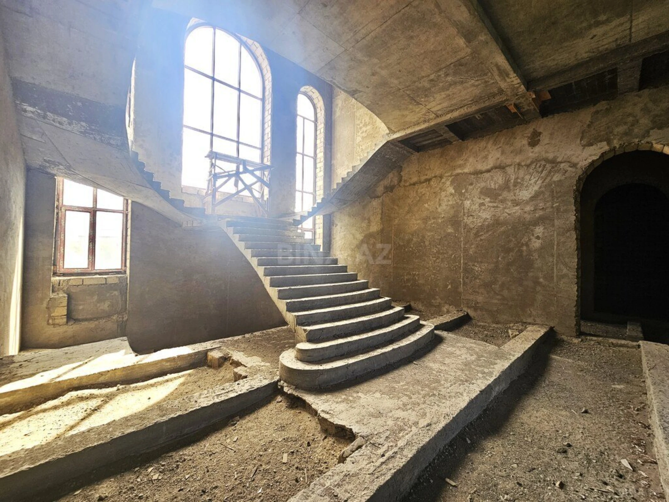 Satılır 10 otaqlı həyət evi 1000 m²