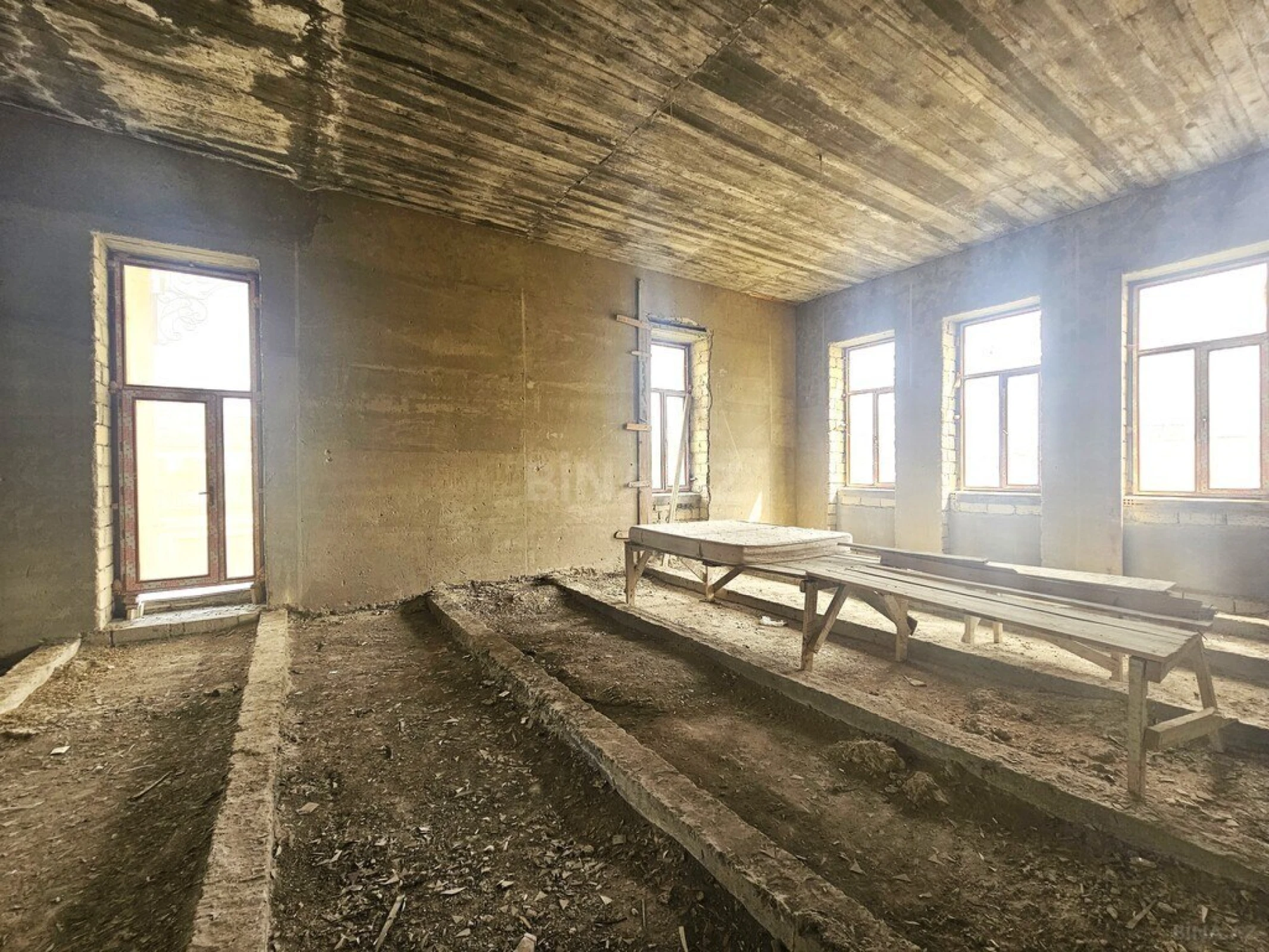 Satılır 10 otaqlı həyət evi 1000 m²