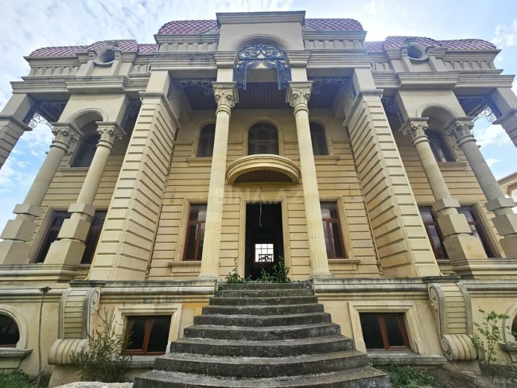 Satılır 10 otaqlı həyət evi 1000 m²