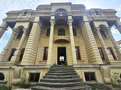 Satılır 10 otaqlı həyət evi 1000 m²