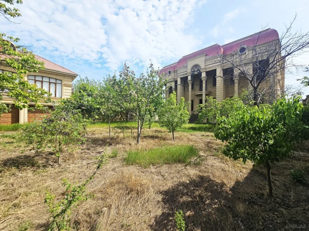 Satılır 10 otaqlı həyət evi 1000 m²