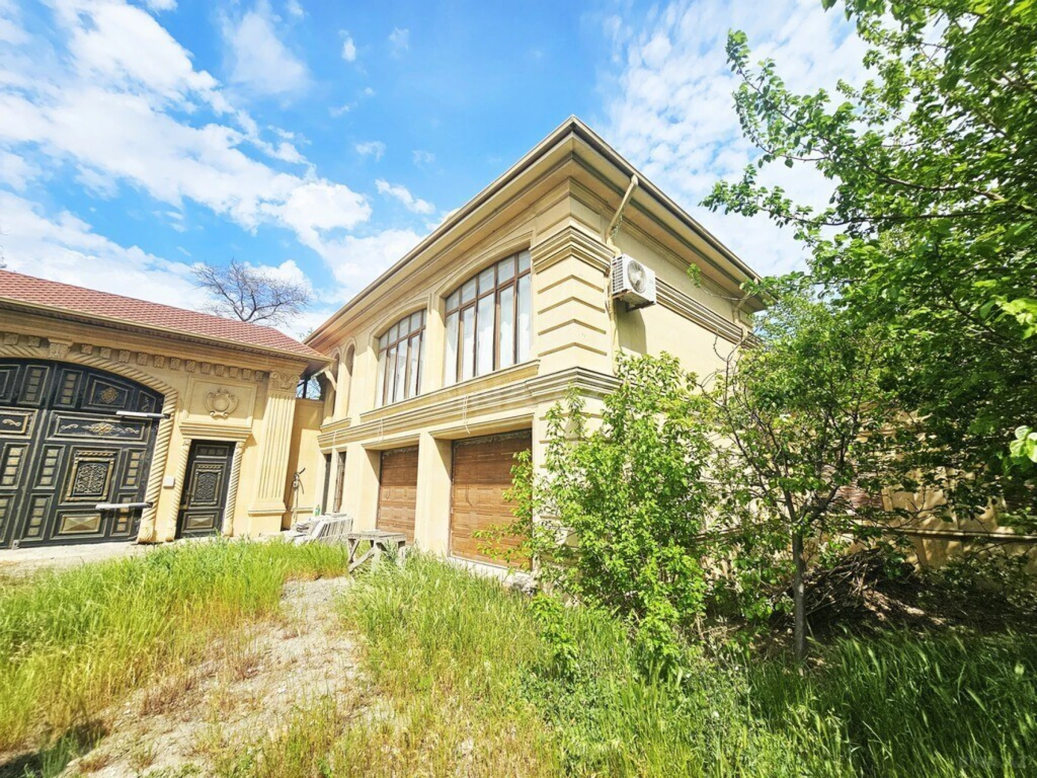 Satılır 10 otaqlı həyət evi 1000 m²