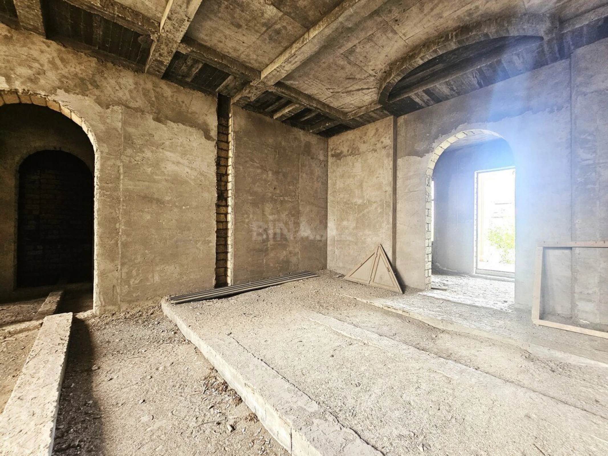 Satılır 10 otaqlı həyət evi 1000 m²