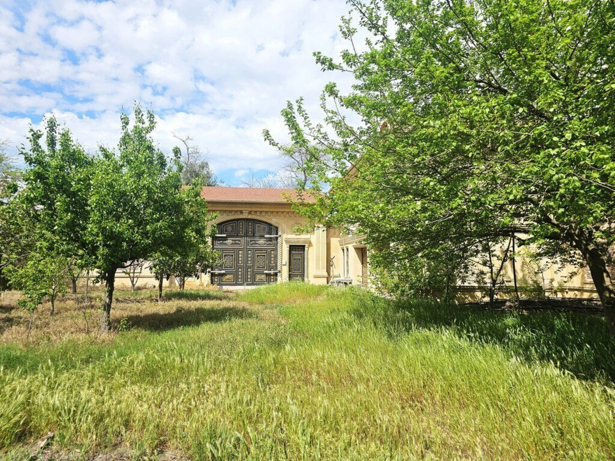 Satılır 10 otaqlı həyət evi 1000 m²