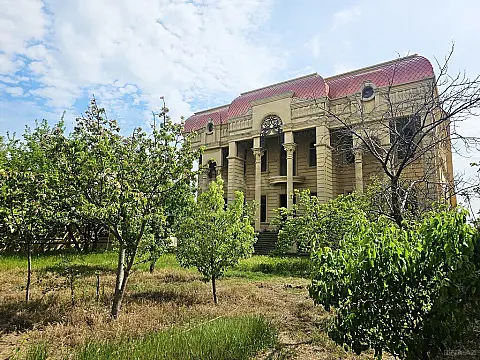 Satılır 10 otaqlı həyət evi 1000 m²