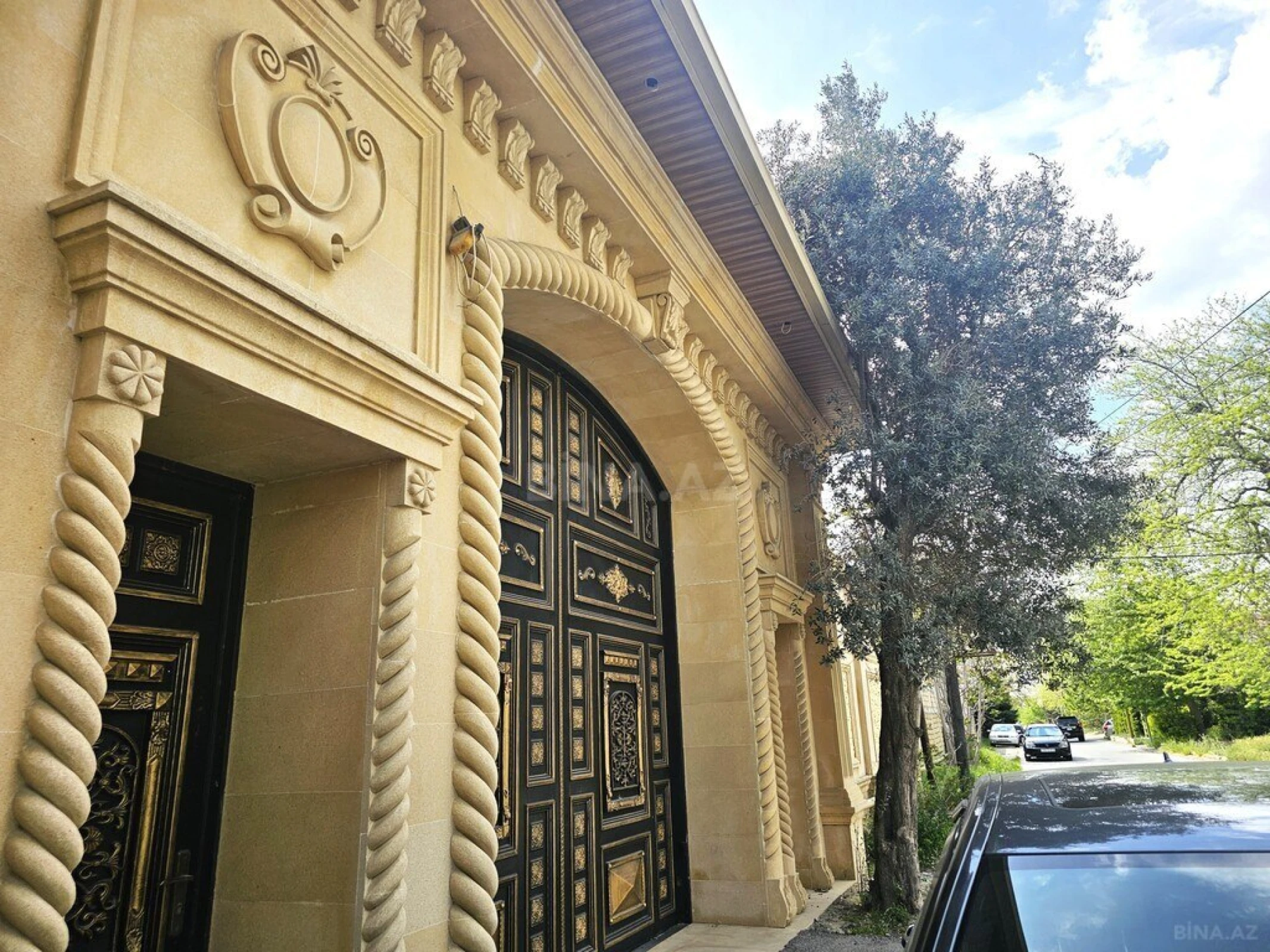 Satılır 10 otaqlı həyət evi 1000 m²