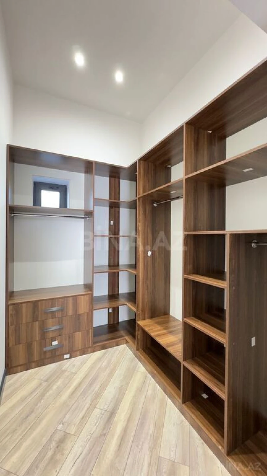 Satılır 5 otaqlı həyət evi 300 m²