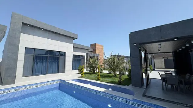 Satılır 5 otaqlı həyət evi 300 m²