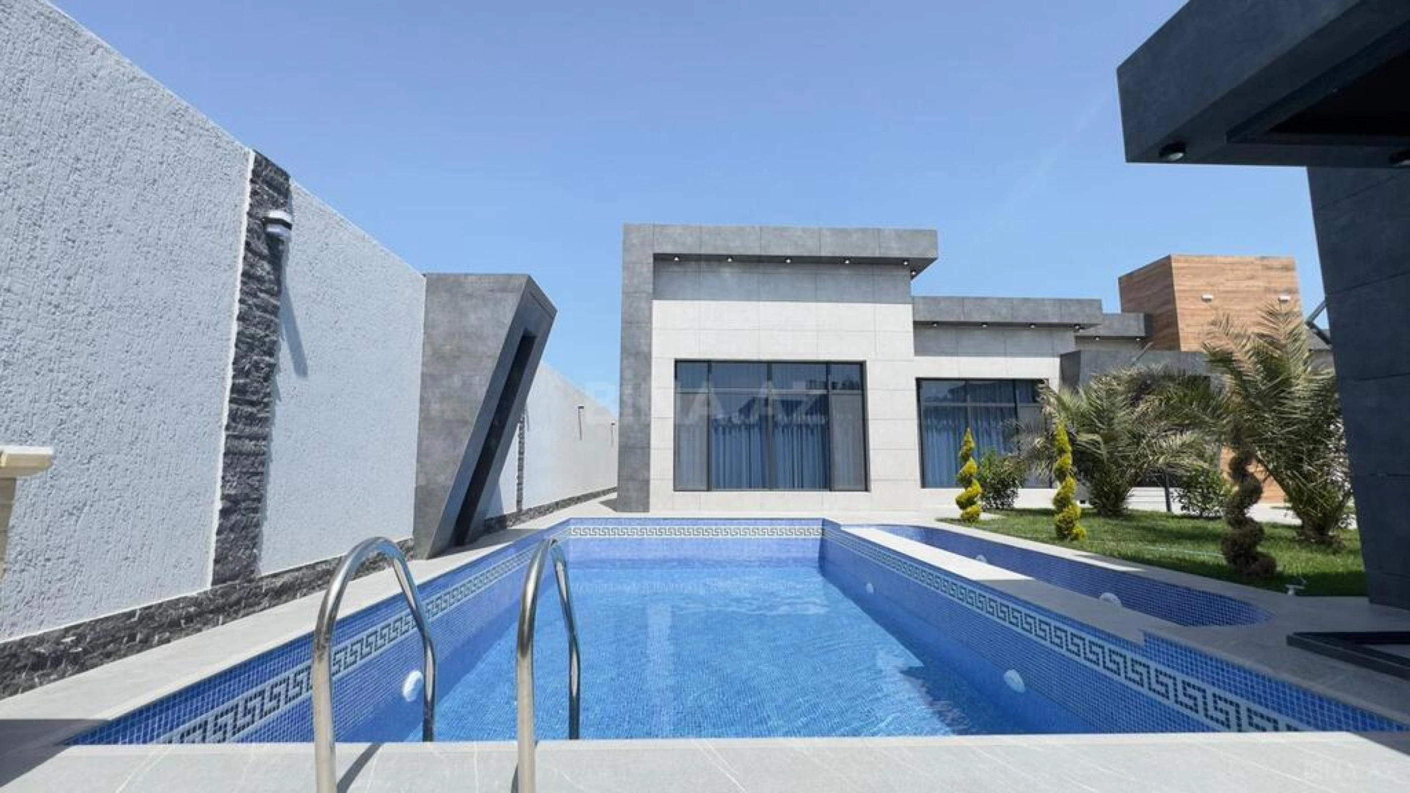 Satılır 5 otaqlı həyət evi 300 m²