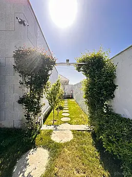 Satılır 5 otaqlı həyət evi 300 m²