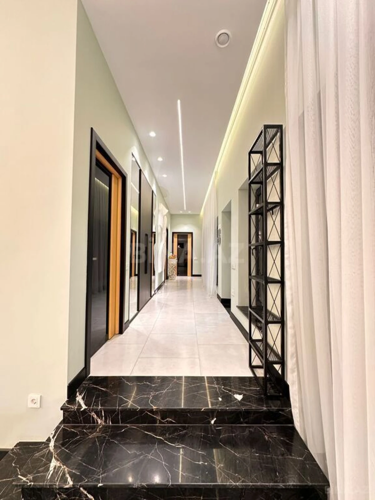 Satılır 5 otaqlı həyət evi 300 m²