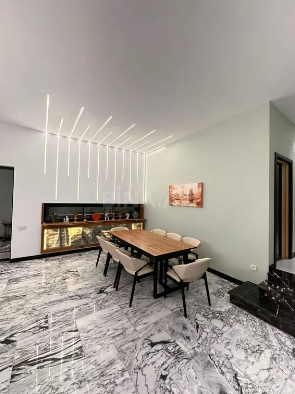 Satılır 5 otaqlı həyət evi 300 m²