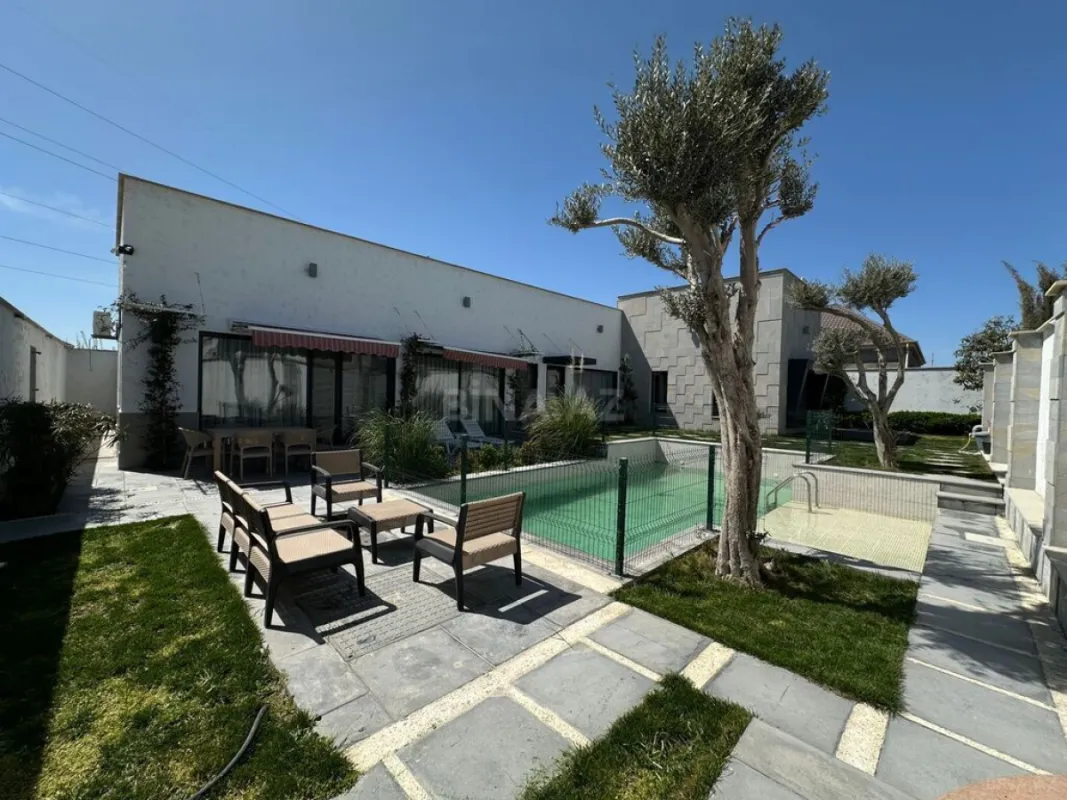 Satılır 5 otaqlı həyət evi 300 m²