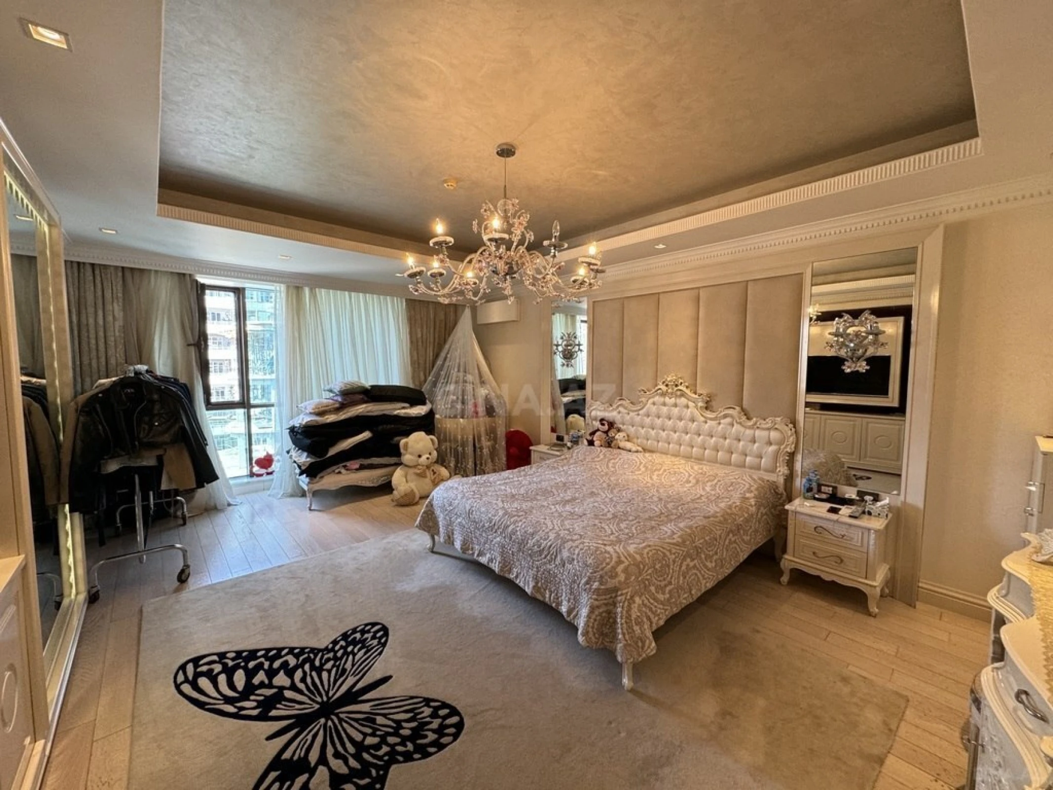 Satılır 4 otaqlı mənzil 250 m²