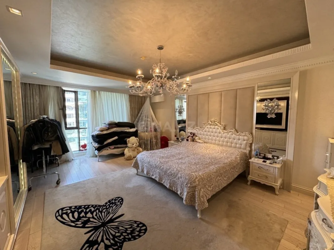 Satılır 4 otaqlı mənzil 250 m²