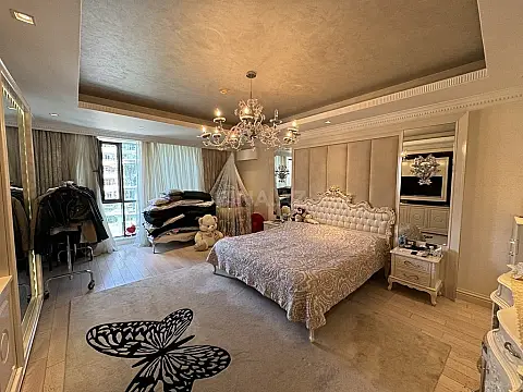 Satılır 4 otaqlı mənzil 250 m²