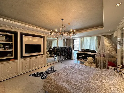 Satılır 4 otaqlı mənzil 250 m²