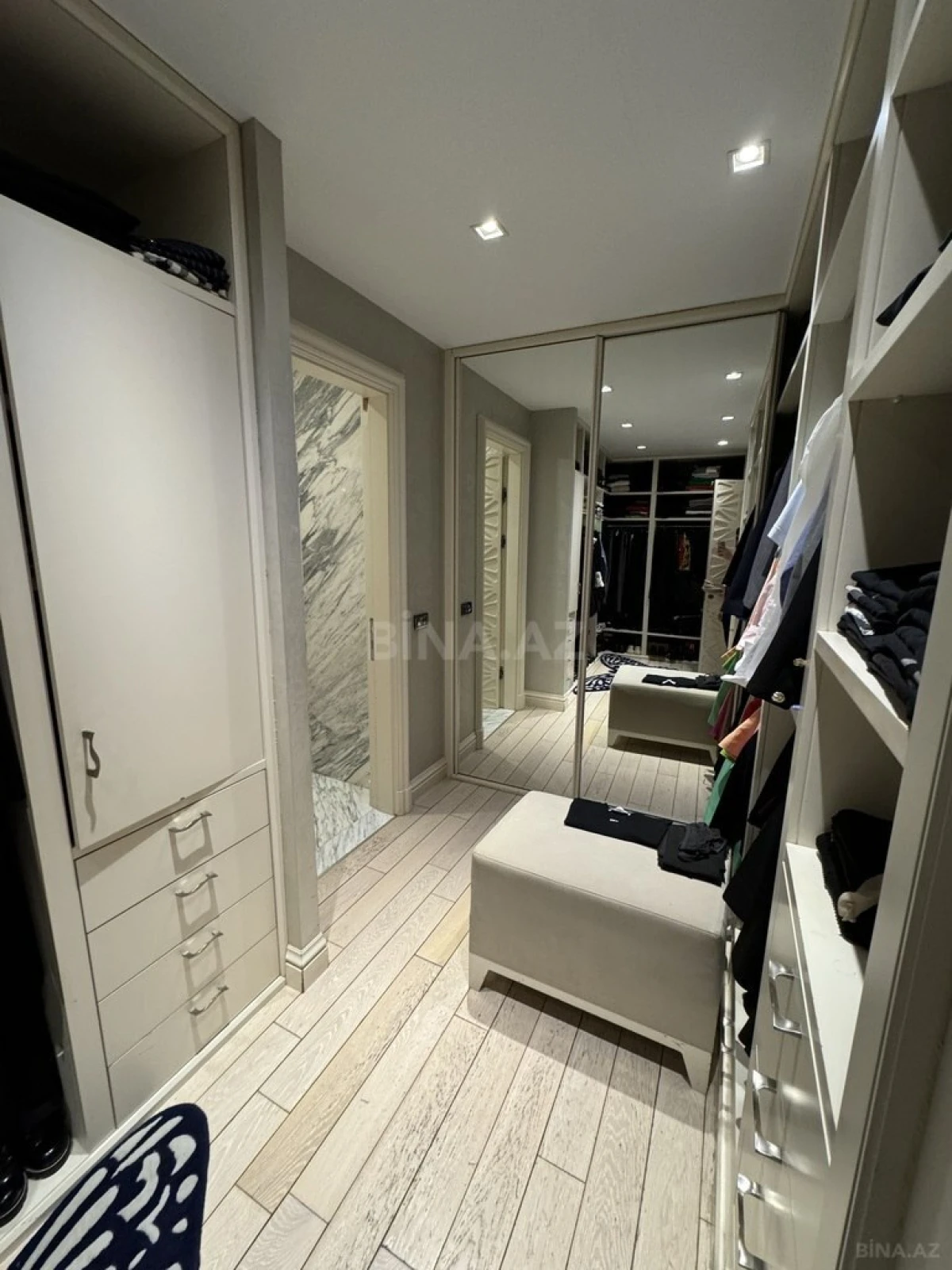 Satılır 4 otaqlı mənzil 250 m²