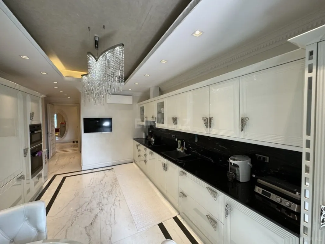 Satılır 4 otaqlı mənzil 250 m²