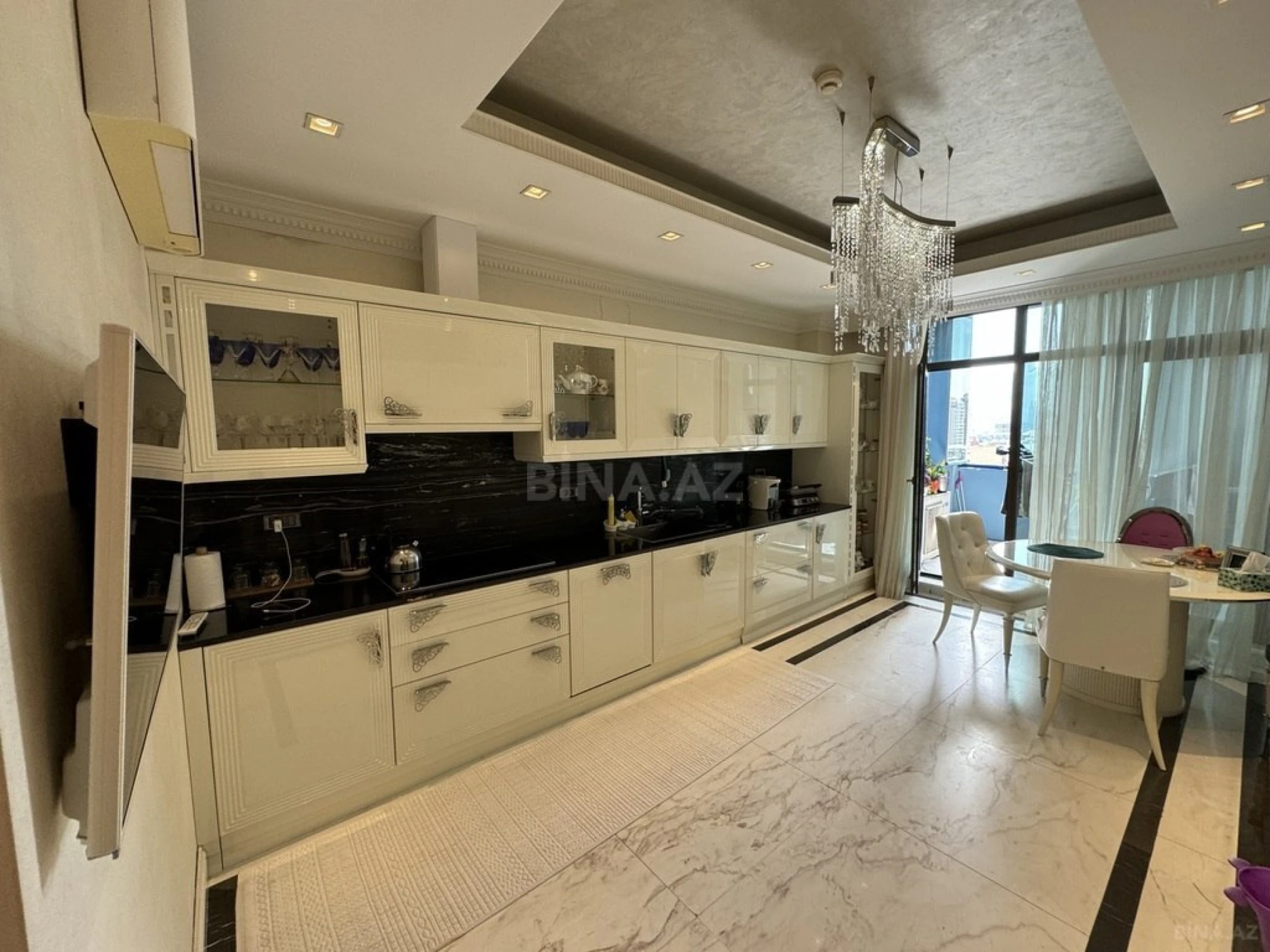Satılır 4 otaqlı mənzil 250 m²