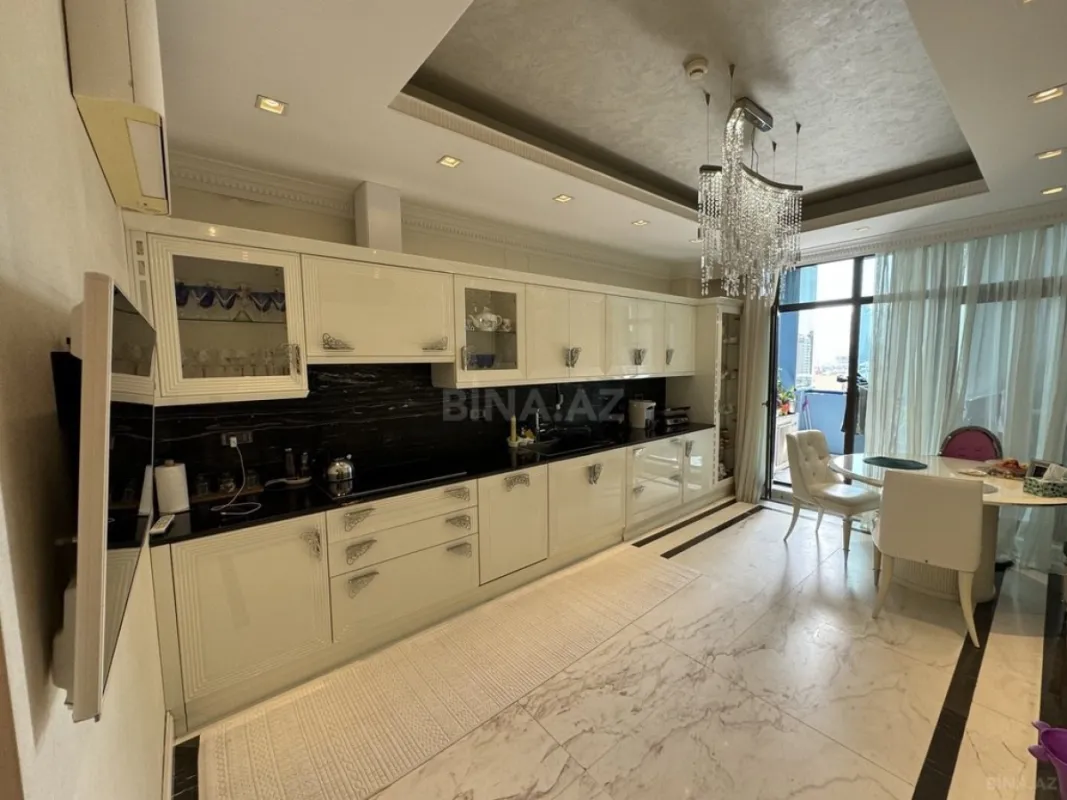 Satılır 4 otaqlı mənzil 250 m²