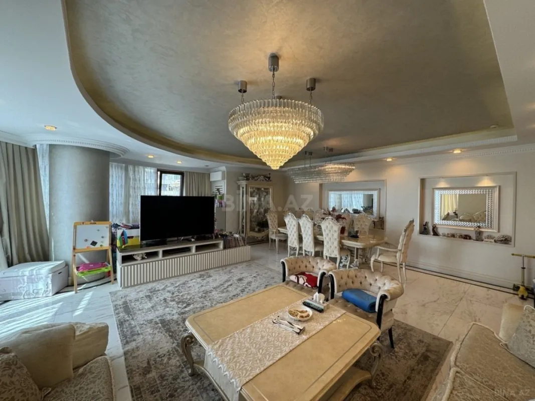 Satılır 4 otaqlı mənzil 250 m²