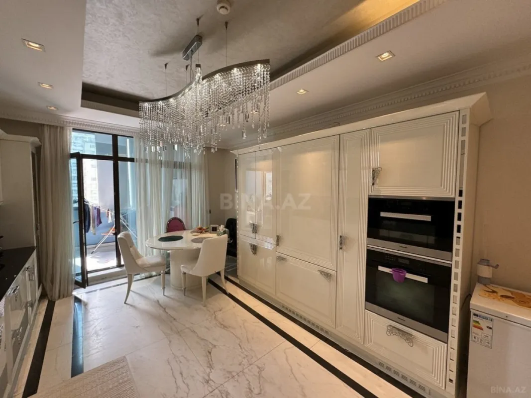 Satılır 4 otaqlı mənzil 250 m²