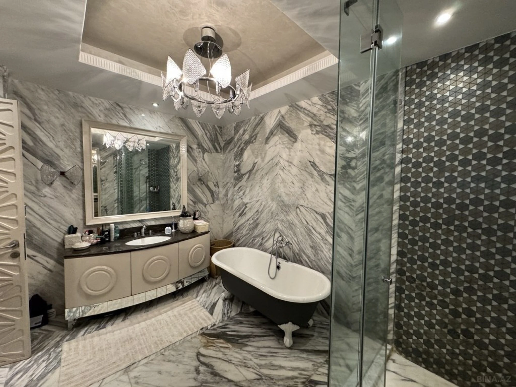 Satılır 4 otaqlı mənzil 250 m²