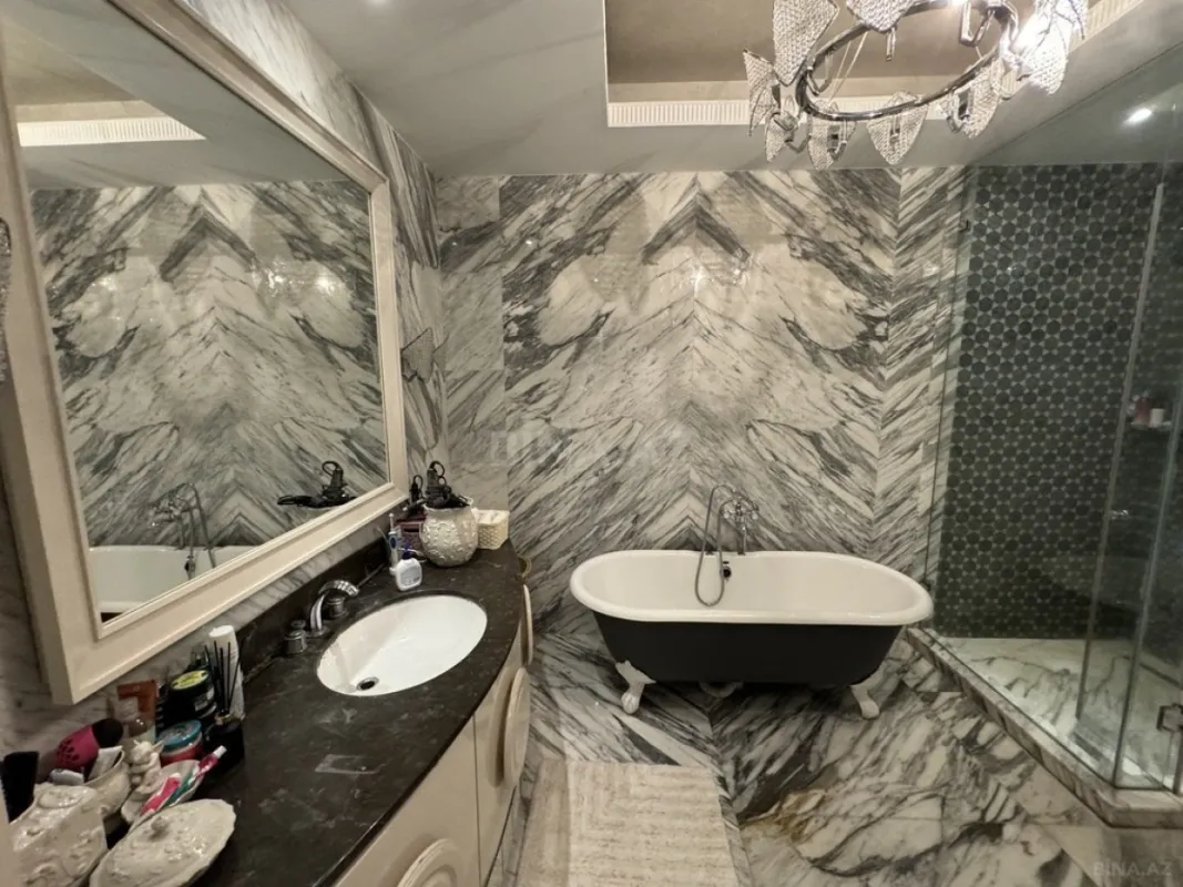 Satılır 4 otaqlı mənzil 250 m²