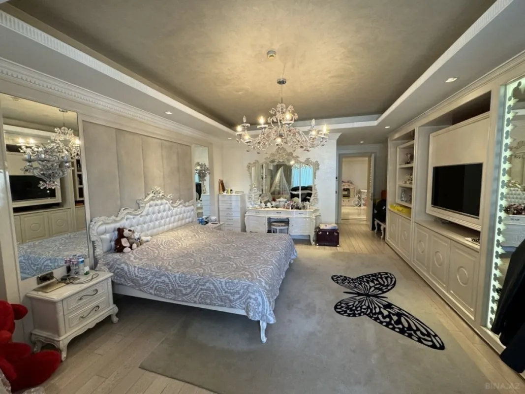 Satılır 4 otaqlı mənzil 250 m²