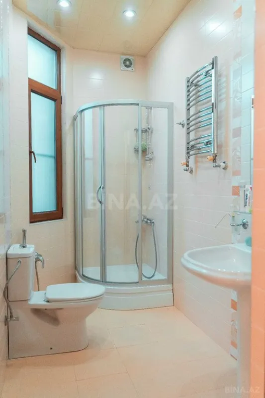 Satılır 8 otaqlı həyət evi 600 m²