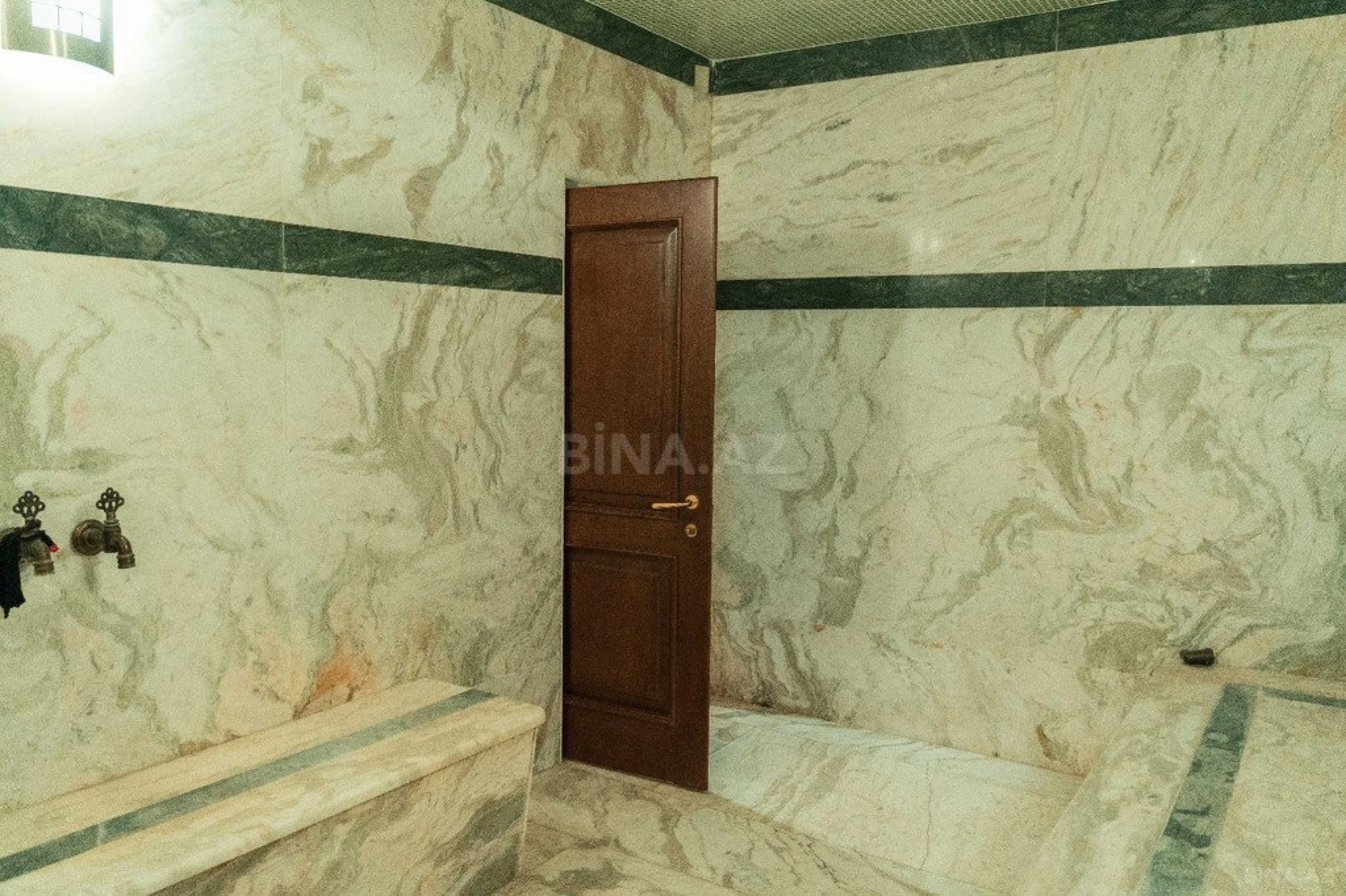 Satılır 8 otaqlı həyət evi 600 m²