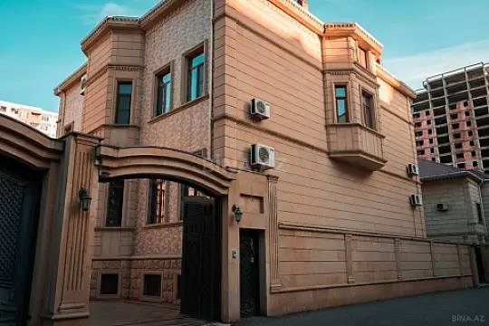 Satılır 8 otaqlı həyət evi 600 m²