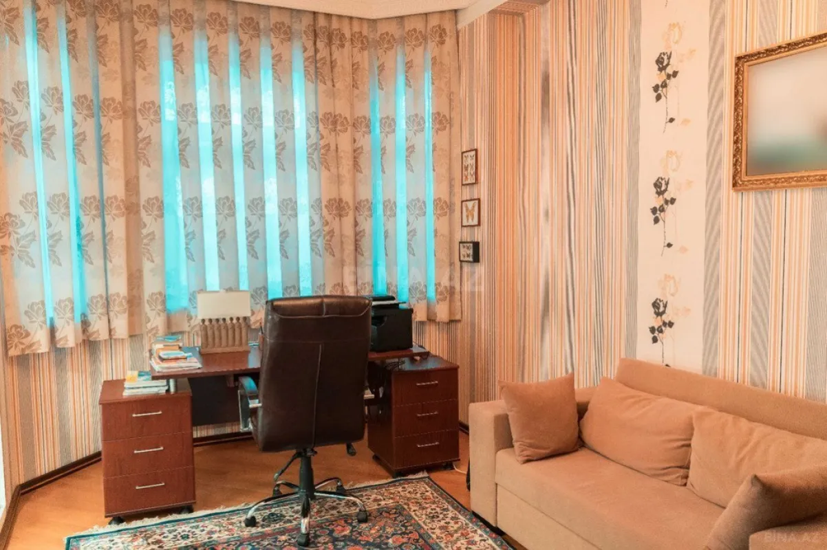 Satılır 8 otaqlı həyət evi 600 m²
