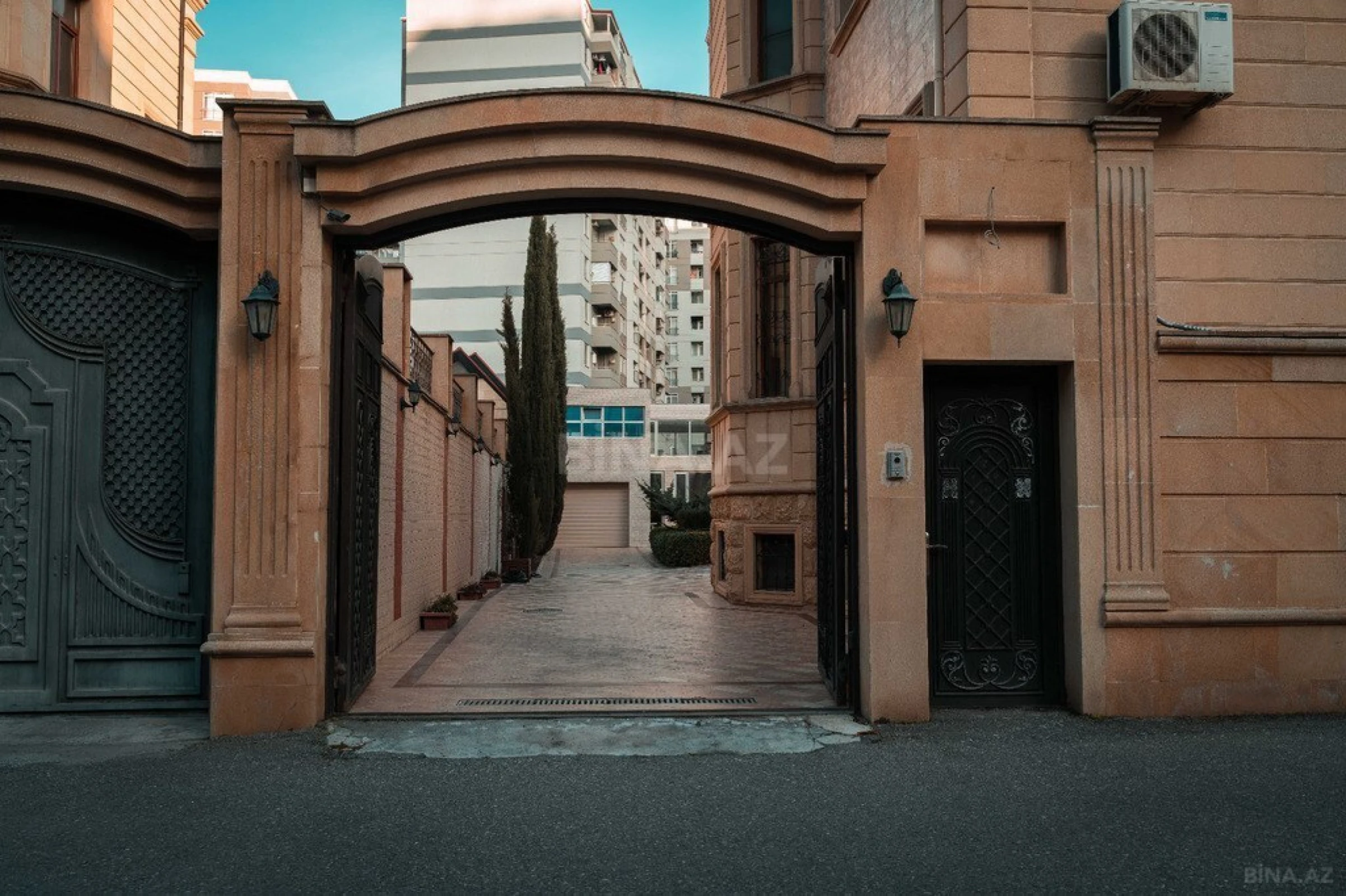 Satılır 8 otaqlı həyət evi 600 m²