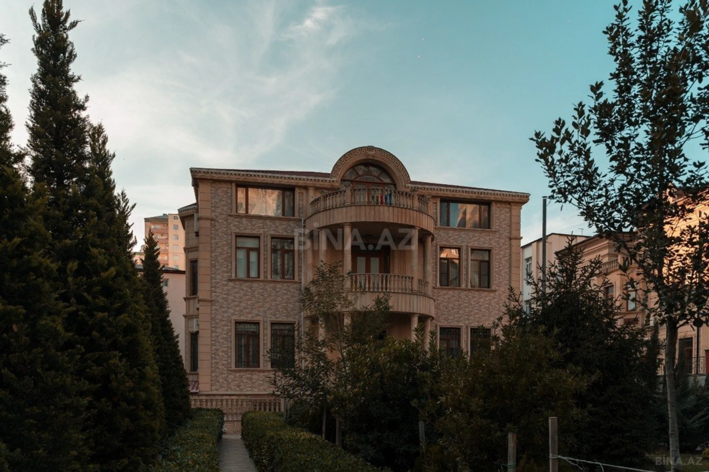 Satılır 8 otaqlı həyət evi 600 m²
