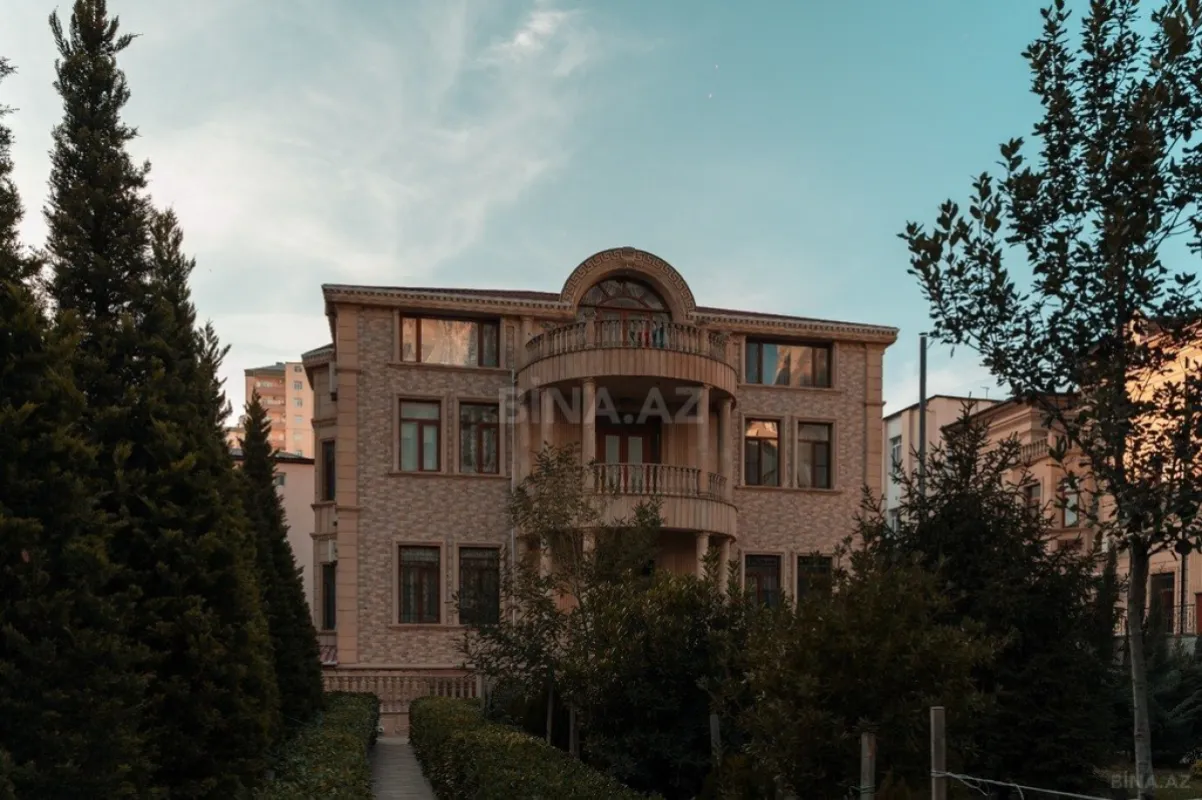 Satılır 8 otaqlı həyət evi 600 m²