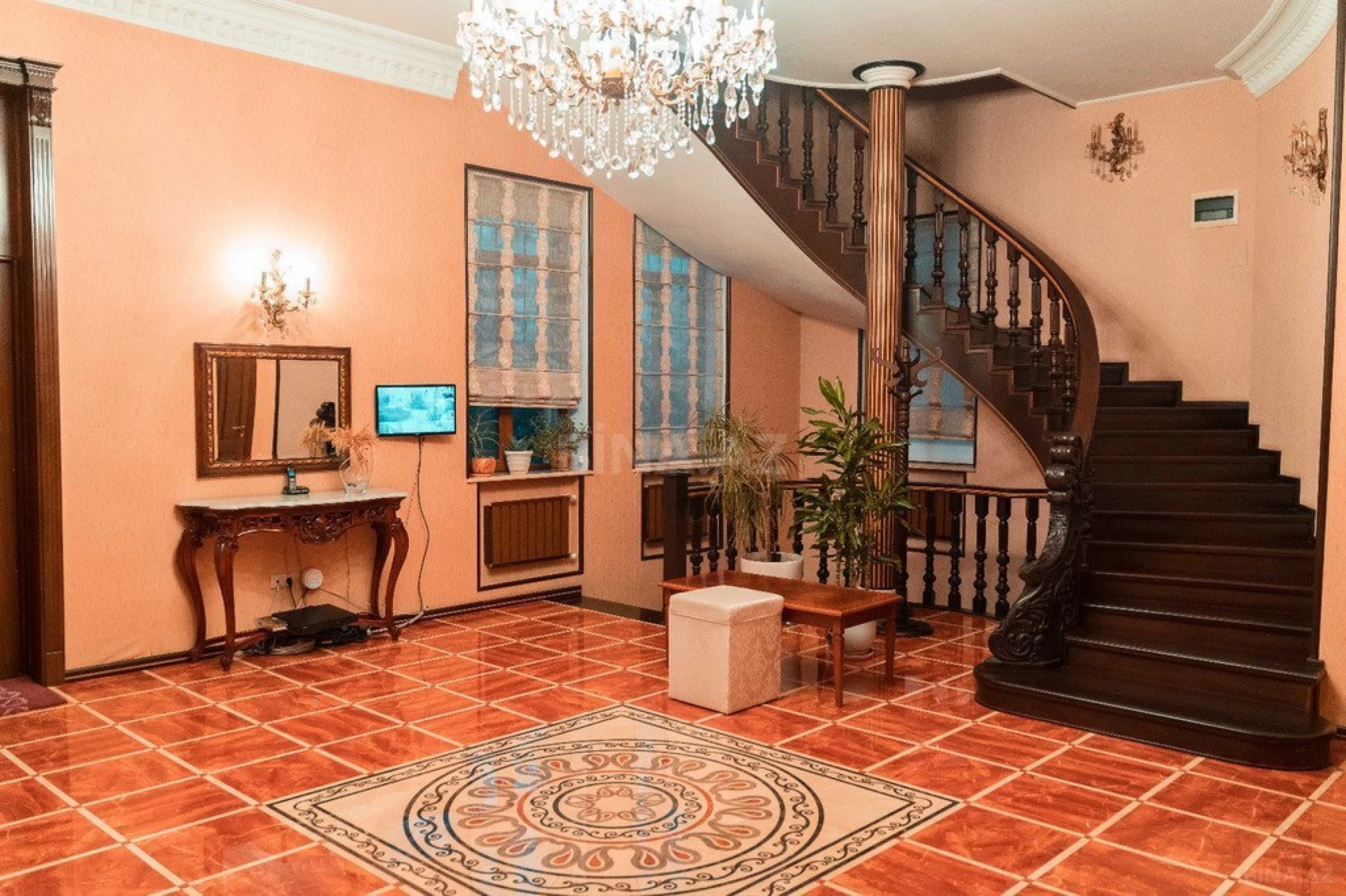 Satılır 8 otaqlı həyət evi 600 m²