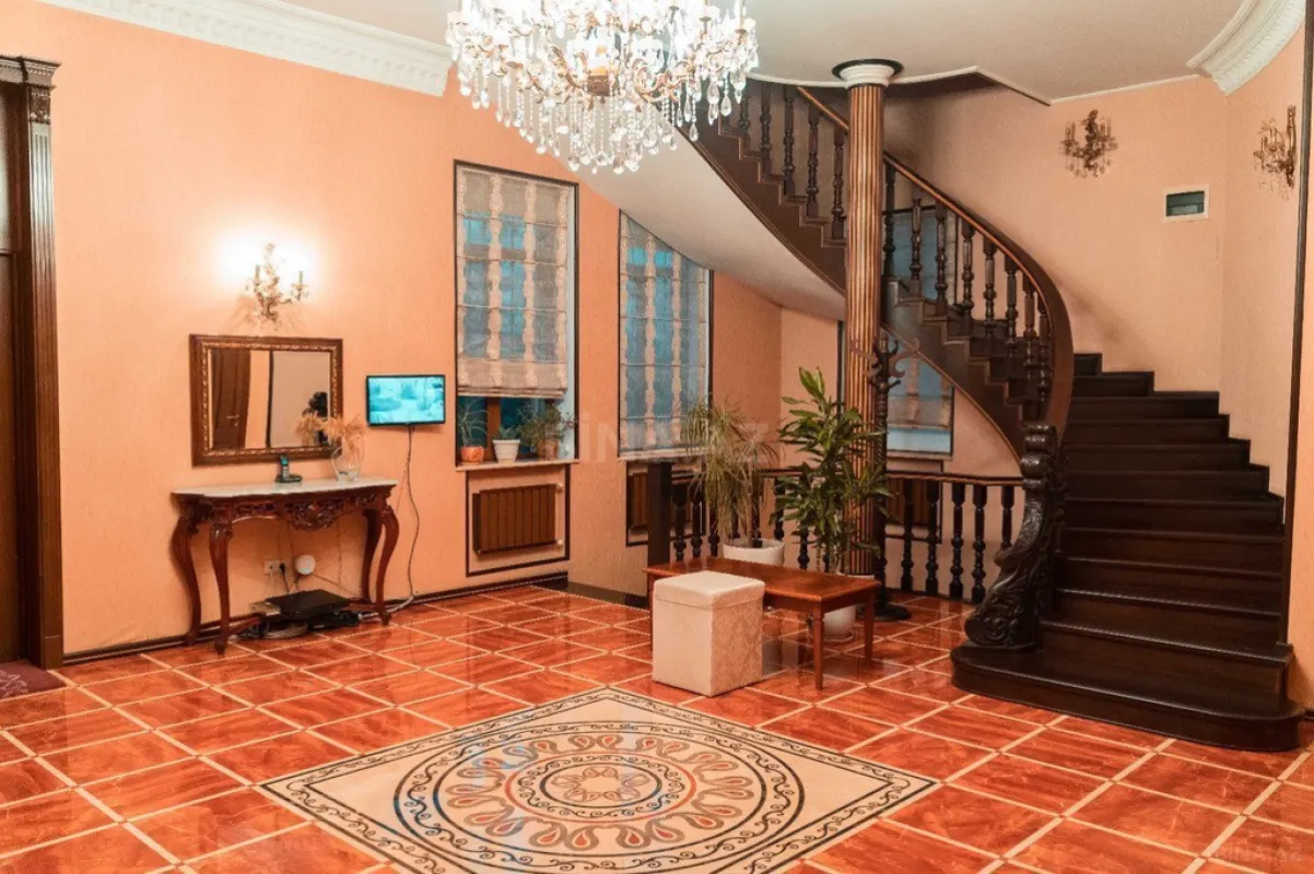 Satılır 8 otaqlı həyət evi 600 m²