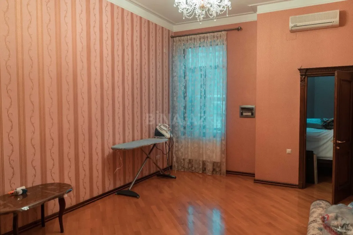 Satılır 8 otaqlı həyət evi 600 m²