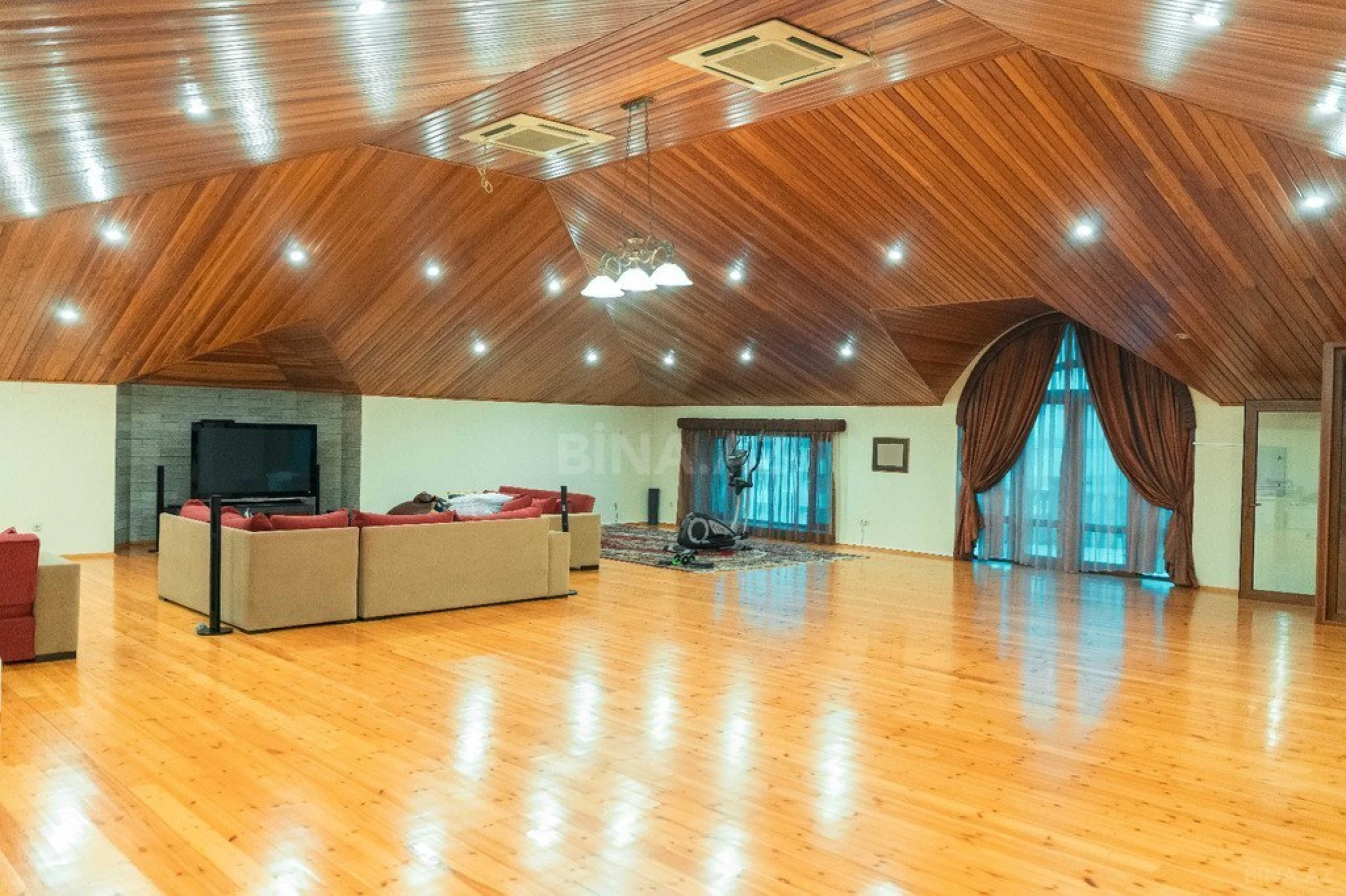 Satılır 8 otaqlı həyət evi 600 m²