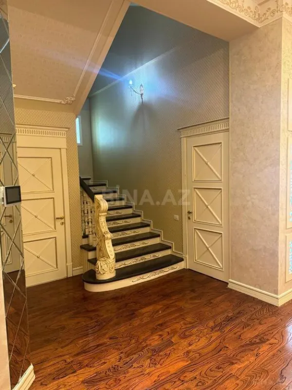 Satılır 8 otaqlı həyət evi 650 m²