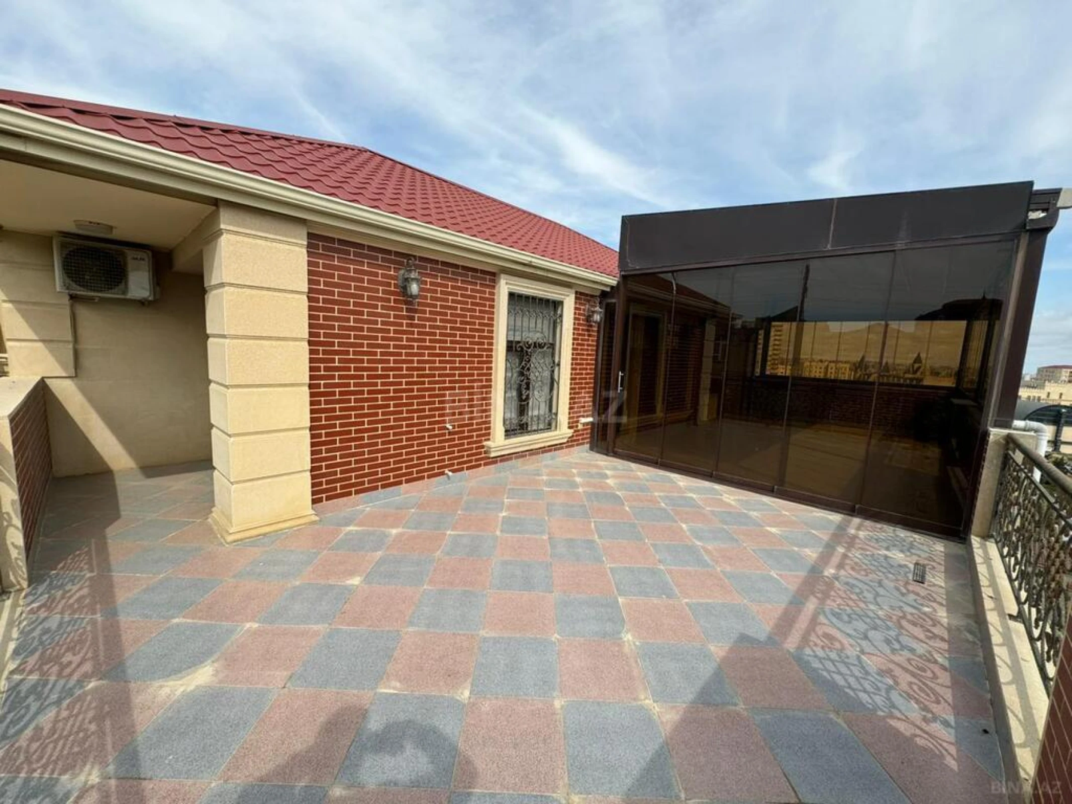 Satılır 8 otaqlı həyət evi 650 m²