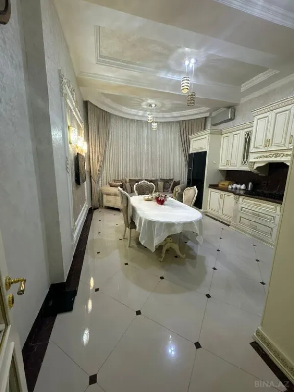 Satılır 8 otaqlı həyət evi 650 m²