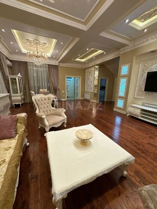 Satılır 8 otaqlı həyət evi 650 m²