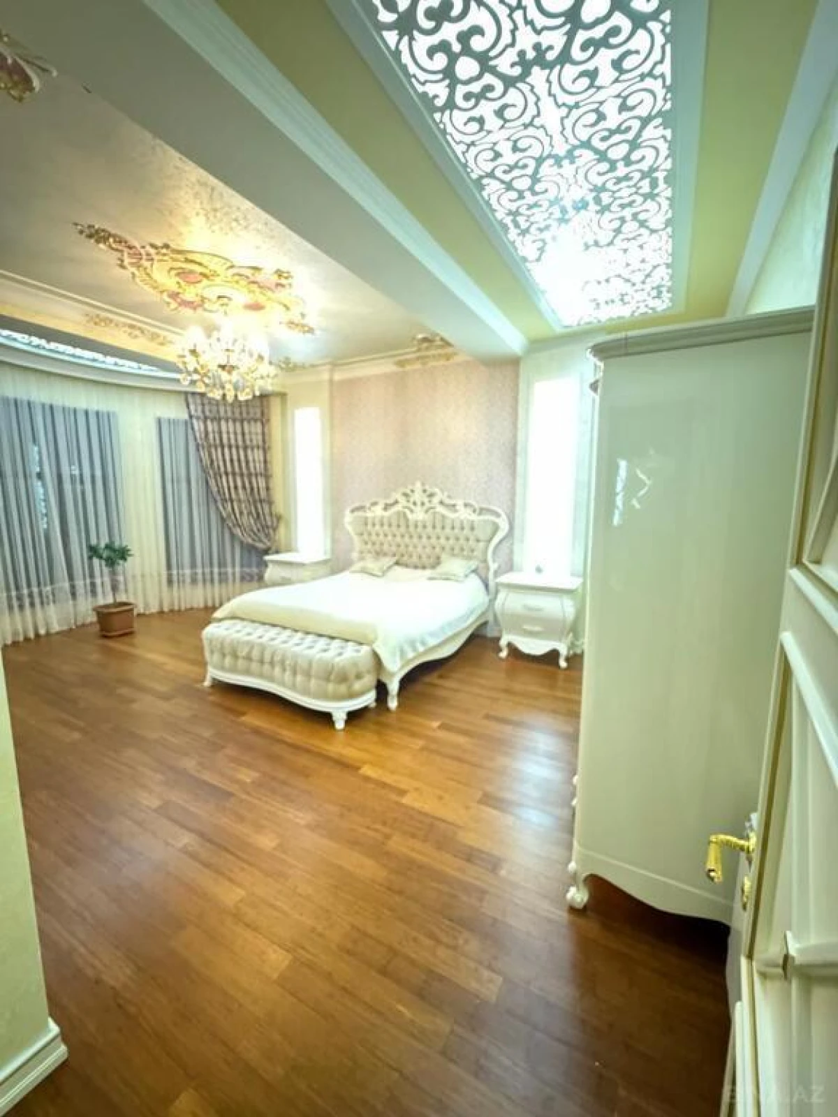 Satılır 8 otaqlı həyət evi 650 m²