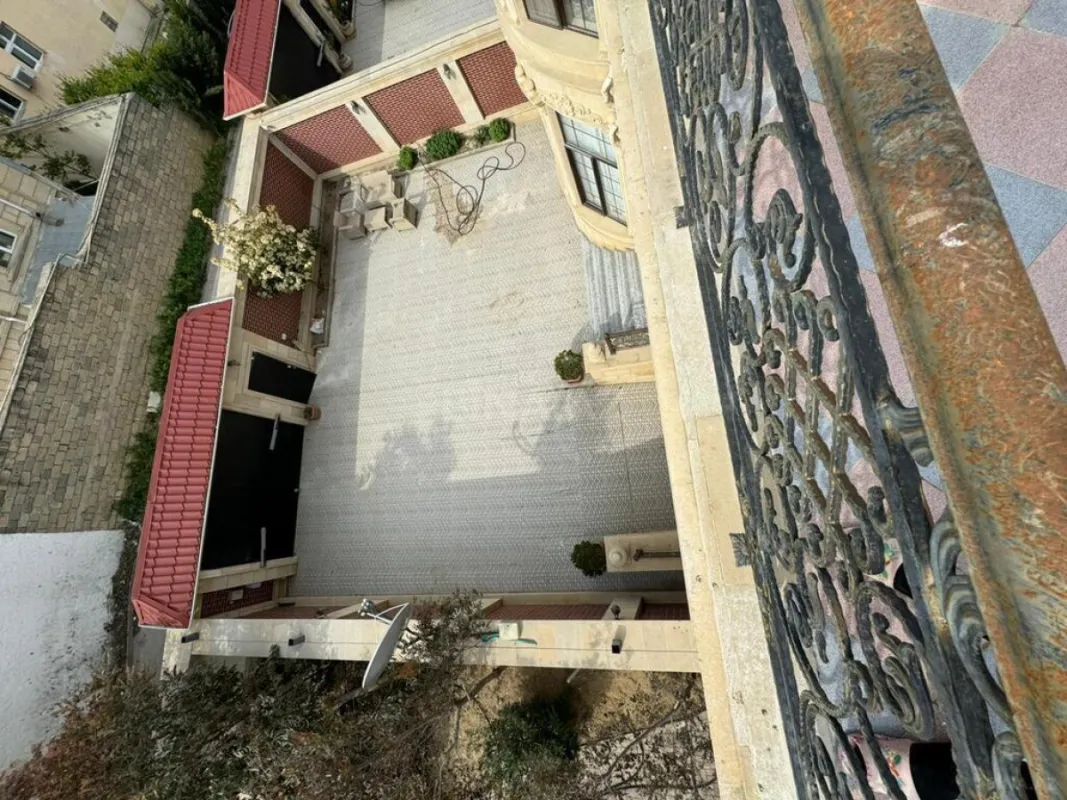 Satılır 8 otaqlı həyət evi 650 m²