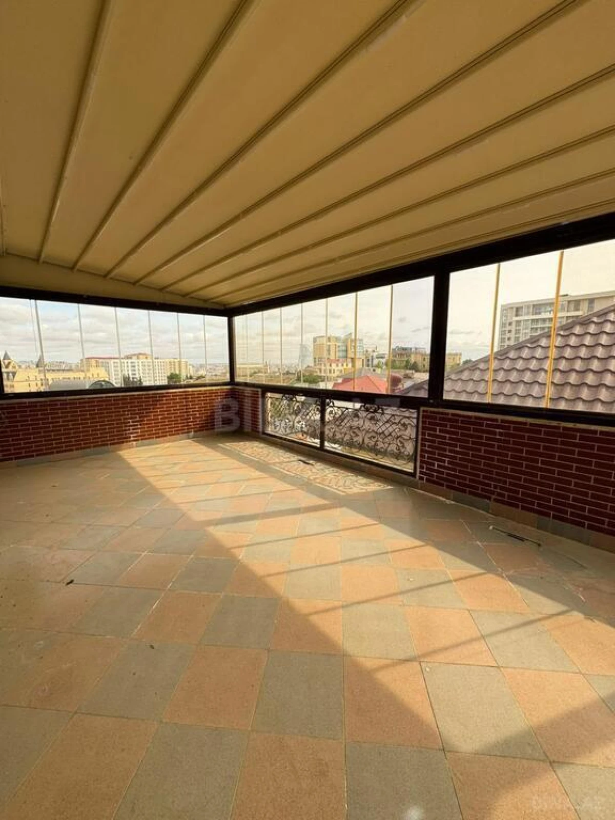 Satılır 8 otaqlı həyət evi 650 m²